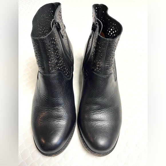 Vionic Luciana Black Perforated Leather Ankle Boots Size 6.5 - Picture 5 of 7